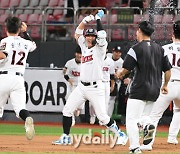 [MD포토] 끝내기 안타 황재균 '우리가 웃는다'