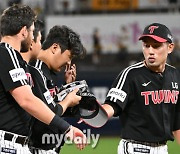 [MD포토] 문보경 '끝내기 안타 놓치고 아쉬움에 고개 떨구고'