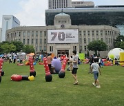 '서울광장의 변신은 무죄?' 해 지면 생활 체육+캠프닉 공간 탈바꿈