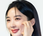 [T포토] 이청아 '깜찍한 볼하트'