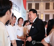 공연팀 격려하는 윤석열 대통령