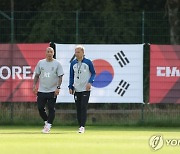 훈련 모습 지켜보는 위르겐 클린스만 감독과 차두리 코치