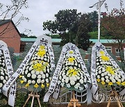 군산 초등교사, 담임에 친목회·축제 업무도 맡아…"살인적"(종합)