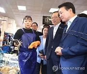 노량진 찾은 당정 "수산시장 활기 넘쳐…국민이 괴담 이겼다"