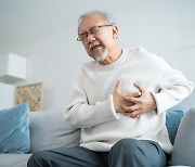 가슴을 쥐어짜는듯한 허혈성 심장질환, ‘협심증 vs 심근경색’ 차이점은? [건강톡톡]