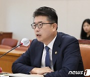 질의에 답하는 장상윤 차관