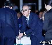 박윤규 차관과 악수하는 김영섭 대표