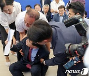 이재명 대표 단식농성장서 끌려 나가는 태영호 의원