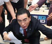 태영호 의원, 단식 8일차 이재명 대표에 항의 방문