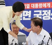 李 단식농성장 찾은 이정미 정의당 대표