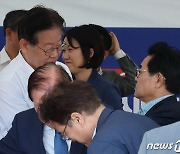 전병헌 전 정무수석과 인사 나누는 이재명 대표