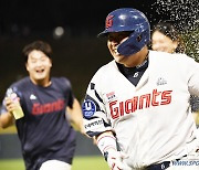 [포토] 롯데 유강남 '내가 끝냈다'