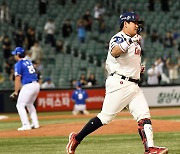 [포토] 롯데 유강남 '오승환 상대 끝내기 안타'