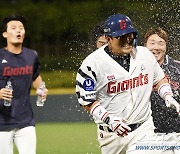 [포토] 롯데 유강남 '시원한 물세례'