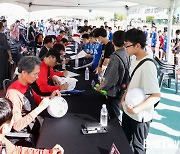 [b11 현장] 역시 뜨거운 축구 고장이 맞네… 월드컵 레전드 방문 소식에 영덕이 들썩들썩