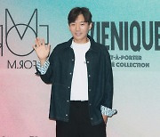 [bnt포토] 배우 이준환 '쾌남의 손인사'(하이서울패션쇼)