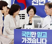 [이준희 칼럼] 다 뜬금없는 퇴행의 정치