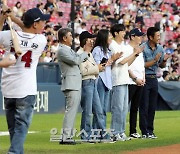 [포토]드라마 '7인의 탈출' 출연진, 주동민 감독 시구에 박수