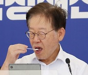 단식 8일차…野 6명 삭발식, 태영호 "이재명 만나자" 실랑이