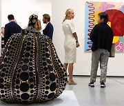 Frieze, Kiaf art fairs in Coex bring in browsers, not so many buyers