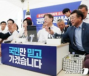 민주당, 태영호 의원에 "단식장 찾아와 행패···무뢰배인가"