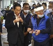 日 기시다, 도시락 먹다말고 中 리창 쫓아가 "수산물 수입 해달라"