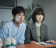 이선균·정유미 주연 ‘잠’, ‘오펜하이머’ 밀어내고 ‘1위’