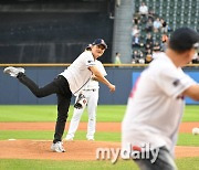 [MD포토] '7인의 탈출' 주동민 감독 '체면 구기는 원바운드 시구'