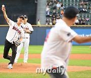 [MD포토] 시구하는 주동민 감독 '남자는 직구'