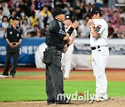 [MD포토] 경고 받는 KT 하준호