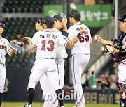 [MD포토] 3-0 승리 두산 '다시 시작하자!'