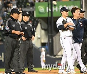 [MD포토] 5이닝 무실점 기록한 두산 선발 최원준 '물집이 원망스러워'