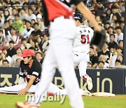 [MD포토] 조수행 '번트 안타 성공'