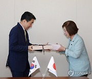 기념품 교환하는 이주호 부총리와 일본 문부과학상