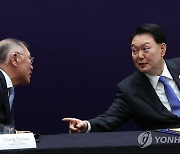 정의선 현대차그룹 회장과 대화하는 윤석열 대통령