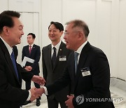 악수하는 윤석열 대통령과 정의선 현대차 그룹 회장