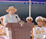 잠수함 진수식 연설하는 북한 김정은… "해군 핵무장화 추진"