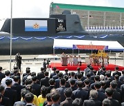 잠수함 진수식 참석한 北 김정은… "핵심적 수중공격수단"