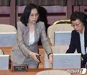 국회 대정부질문 출석하는 김현숙 장관