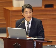 '교권 보호' 질의 받는 이주호 부총리