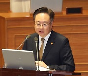 엄태영 의원 질의 받는 조규홍 장관