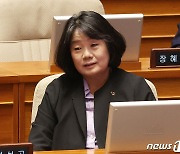 대정부 질문 참석한 윤미향 의원