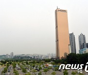 "아기 찾겠다" 한밤 63빌딩서 경비원 폭행한 30대 여성…현행범 체포