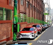 전국 첫 부산 '전봇대 전기차 충전소'…울산·양산에도 도입