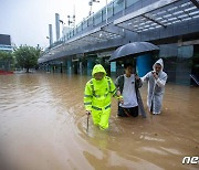 최악 폭우에 물바다 된 도로 걷는 中 광둥성 주민