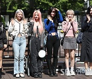 [E포토] 에버글로우, '귀여운 토끼들의 손인사'