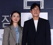 정유미·이선균 '잠', 이틀 연속 박스오피스 1위