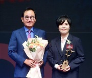 [포토] 박명신 글래드호텔앤리조트 대표이사, '2023 올해의 브랜드 대상' 최고경영자 부문 수상