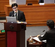 "모욕 발언 사과하라" vs "욕설한 분이"…안민석·한동훈  충돌