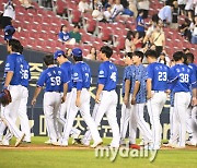 [MD포토] 고개숙인 삼성 '끝내기 패배'